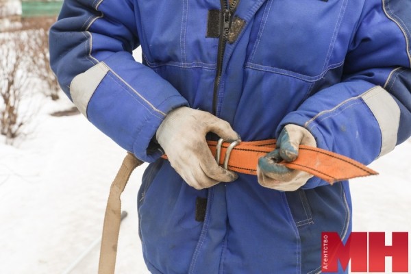 Снег и наледь на крышах жилых домов убирают ежедневно. Как следят за этим городские службы Снег и наледь на крышах жилых домов убирают ежедневно. Как следят за этим городские службы