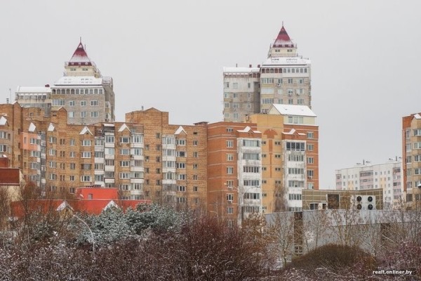 «Хотели снести, но все еще стоит». Как поживает коттедж на крыше минской многоэтажки «Хотели снести, но все еще стоит». Как поживает коттедж на крыше минской многоэтажки