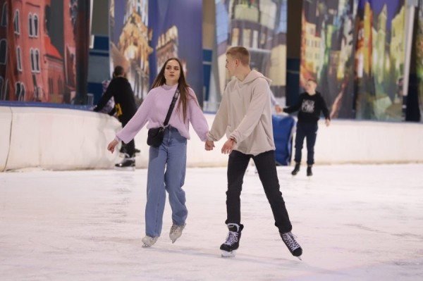 Около 1 000 ребят из БРСМ приняло участие в массовом катании на льду в поддержку референдума