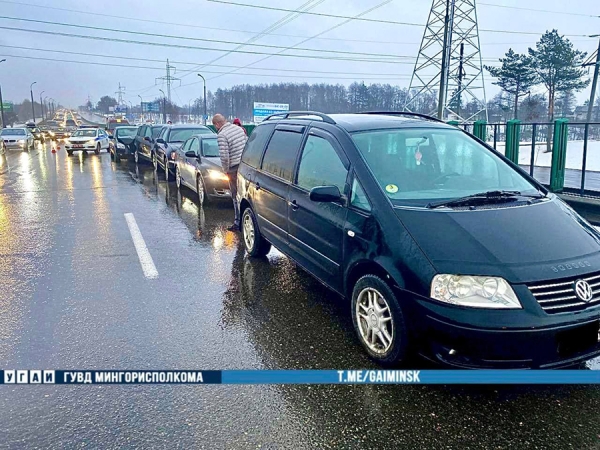 «Паровоз» из семи машин. На МКАД произошло двойное ДТП «Паровоз» из семи машин. На МКАД произошло двойное ДТП