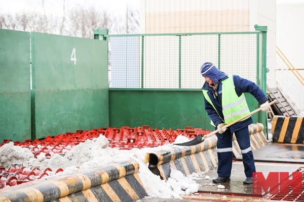 Приезжает в среднем по 70 машин снега в сутки. Посмотрели, как в столице плавят сугробы Приезжает в среднем по 70 машин снега в сутки. Посмотрели, как в столице плавят сугробы