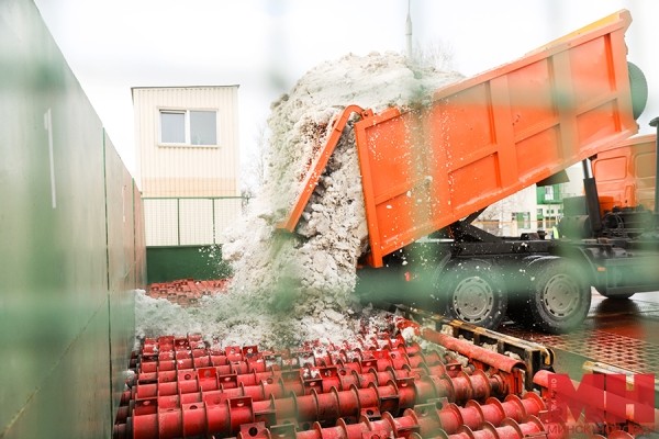 Приезжает в среднем по 70 машин снега в сутки. Посмотрели, как в столице плавят сугробы Приезжает в среднем по 70 машин снега в сутки. Посмотрели, как в столице плавят сугробы