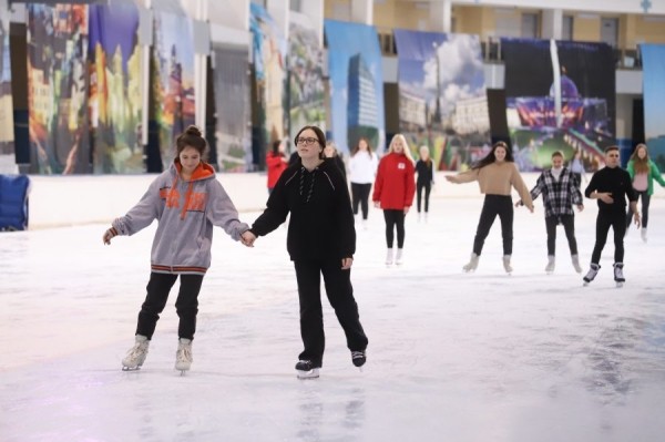 Около 1 000 ребят из БРСМ приняло участие в массовом катании на льду в поддержку референдума