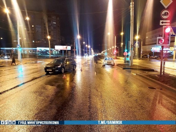 На ул. Ольшевского мужчина переходил дорогу на красный и попал под машину