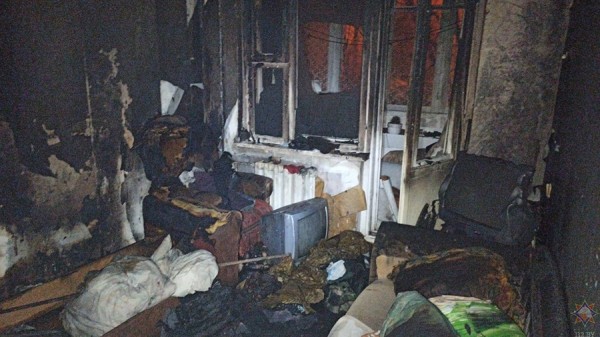 Из горевшей квартиры в Минске спасли двоих человек