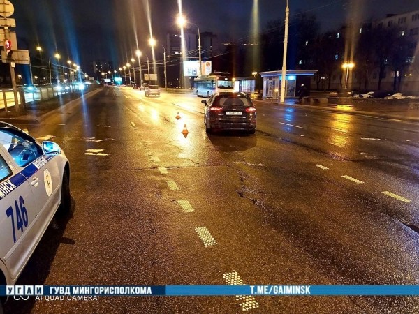 На ул. Ольшевского мужчина переходил дорогу на красный и попал под машину