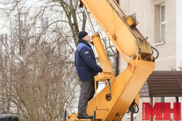 Снег и наледь на крышах жилых домов убирают ежедневно. Как следят за этим городские службы Снег и наледь на крышах жилых домов убирают ежедневно. Как следят за этим городские службы