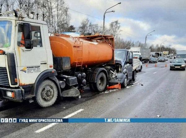 На пр. Партизанском «ГАЗ» врезался в машину прикрытия дорожных работ — есть пострадавший На пр. Партизанском «ГАЗ» врезался в машину прикрытия дорожных работ — есть пострадавший