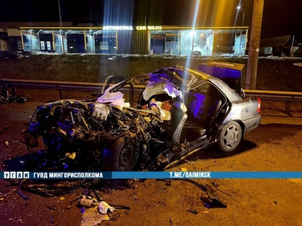 Легковушка врезалась в грузовик на МКАД. Погиб водитель Легковушка врезалась в грузовик на МКАД. Погиб водитель