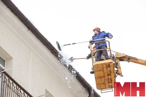 Снег и наледь на крышах жилых домов убирают ежедневно. Как следят за этим городские службы Снег и наледь на крышах жилых домов убирают ежедневно. Как следят за этим городские службы