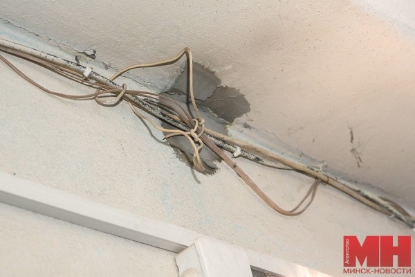 Подъезды в столичных домах очищают от «гирлянд» проводов. Что уже сделано, и что предстоит