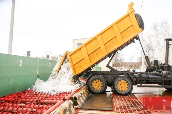 Приезжает в среднем по 70 машин снега в сутки. Посмотрели, как в столице плавят сугробы Приезжает в среднем по 70 машин снега в сутки. Посмотрели, как в столице плавят сугробы