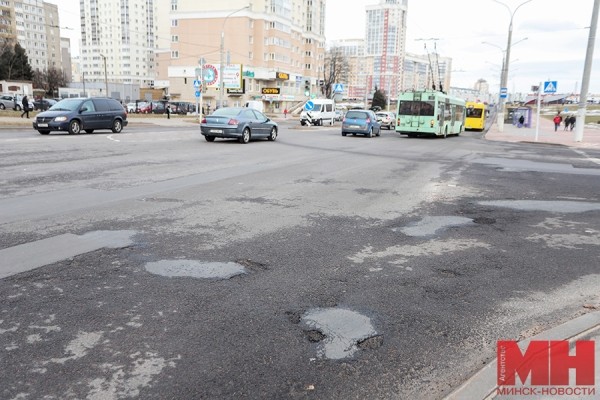 Корректировка в организации работ, допбригады: как дорожники Минска справляются с растущей ямочностью Корректировка в организации работ, допбригады: как дорожники Минска справляются с растущей ямочностью