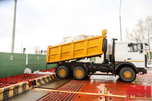 Приезжает в среднем по 70 машин снега в сутки. Посмотрели, как в столице плавят сугробы Приезжает в среднем по 70 машин снега в сутки. Посмотрели, как в столице плавят сугробы
