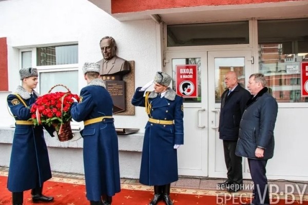 В Бресте открыли мемориальную доску Михаилу Иоффе. На очереди – улица его имени В Бресте открыли мемориальную доску Михаилу Иоффе. На очереди – улица его имени