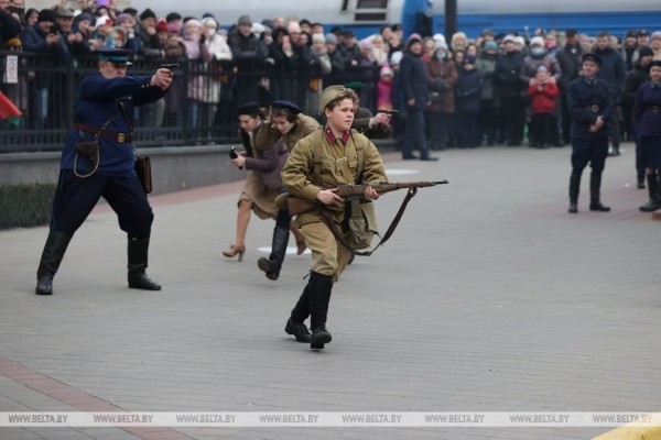 В Бресте реконструировали оборону ж/д вокзала и открыли мемориальную доску В Бресте реконструировали оборону ж/д вокзала и открыли мемориальную доску