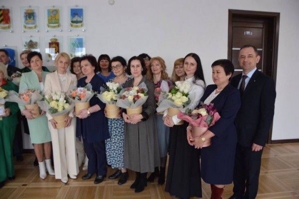 В горисполкоме чествовали женщин с наступающим 8 марта