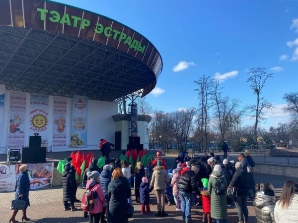 В Бресте на трёх городских площадках проходят традиционные масленичные гуляния