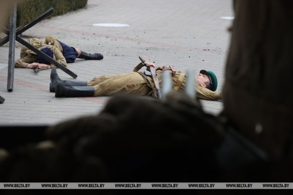 В Бресте реконструировали оборону ж/д вокзала и открыли мемориальную доску В Бресте реконструировали оборону ж/д вокзала и открыли мемориальную доску