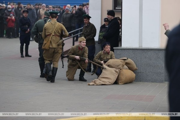 В Бресте реконструировали оборону ж/д вокзала и открыли мемориальную доску В Бресте реконструировали оборону ж/д вокзала и открыли мемориальную доску