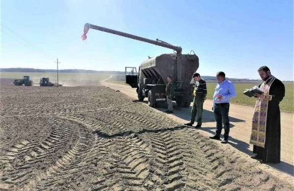 Священнослужители благословили беловежских аграриев перед началом посевных работ