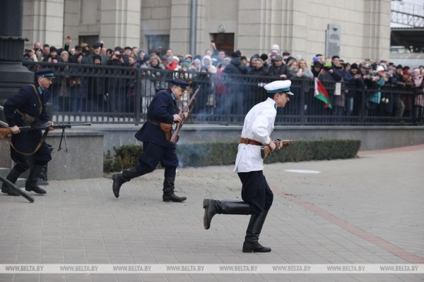 В Бресте реконструировали оборону ж/д вокзала и открыли мемориальную доску В Бресте реконструировали оборону ж/д вокзала и открыли мемориальную доску