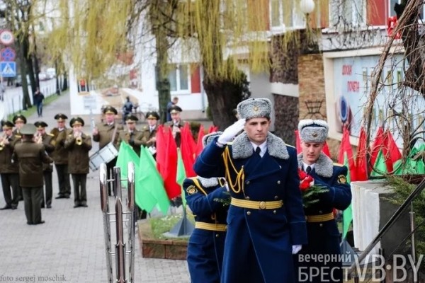 В Бресте открыли мемориальную доску Михаилу Иоффе. На очереди – улица его имени В Бресте открыли мемориальную доску Михаилу Иоффе. На очереди – улица его имени