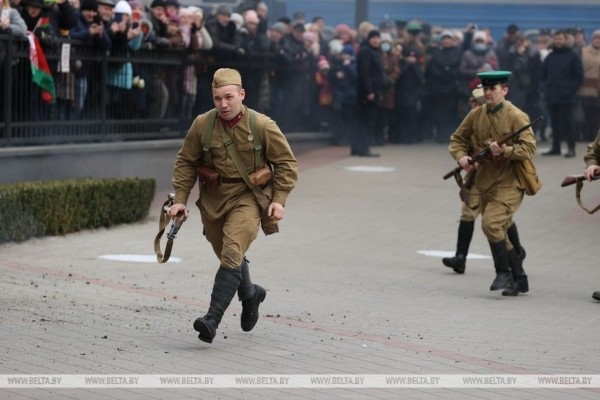 В Бресте реконструировали оборону ж/д вокзала и открыли мемориальную доску В Бресте реконструировали оборону ж/д вокзала и открыли мемориальную доску
