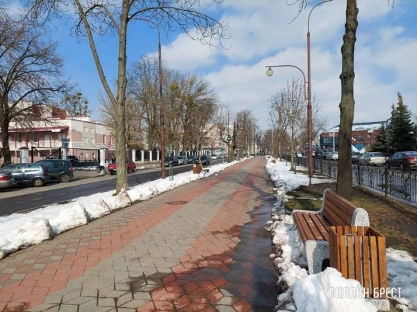 Новые скамейки появились на улице Гоголя в Бресте Новые скамейки появились на улице Гоголя в Бресте