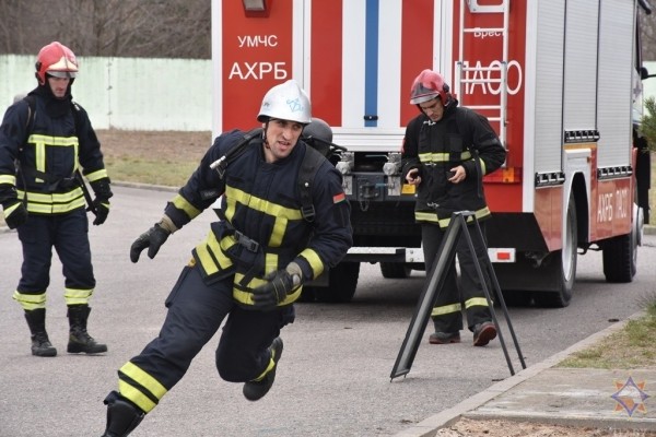 В Бресте прошел чемпионат по многоборью спасателей «Сильнейший пожарный-спасатель» В Бресте прошел чемпионат по многоборью спасателей «Сильнейший пожарный-спасатель»