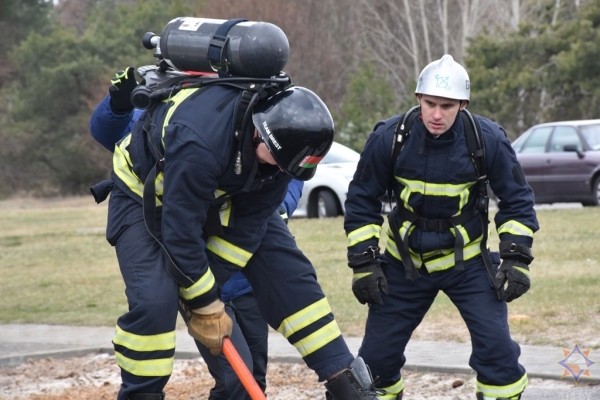 В Бресте прошел чемпионат по многоборью спасателей «Сильнейший пожарный-спасатель» В Бресте прошел чемпионат по многоборью спасателей «Сильнейший пожарный-спасатель»