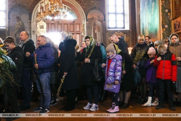 Православные верующие празднуют Вербное воскресенье