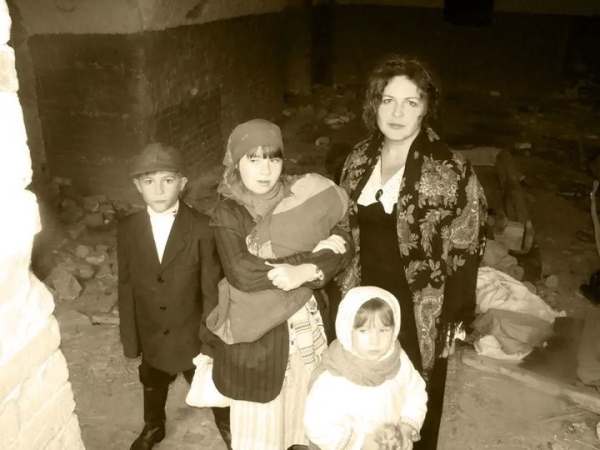 Из «подаренного ветром крепдешина». Парашютный шелк для брестских модниц 45-го Из «подаренного ветром крепдешина». Парашютный шелк для брестских модниц 45-го