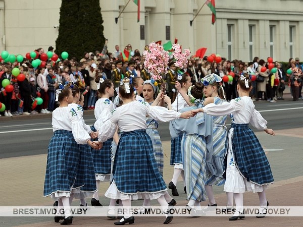 В Бресте прошли торжественные мероприятия, приуроченные ко Дню Государственного герба и флага Беларуси В Бресте прошли торжественные мероприятия, приуроченные ко Дню Государственного герба и флага Беларуси
