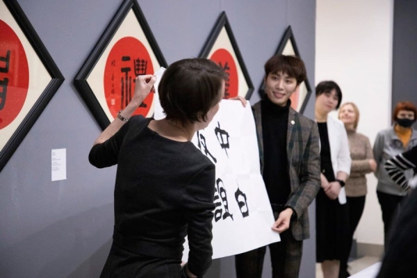 Выставка китайской живописи «Арт-тур Дун Цзяхуэй — Беларусь» открылась в галерее Савицкого