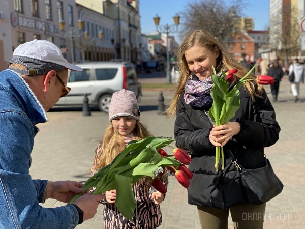 В честь открытия подарили женщинам 2500 тюльпанов! В Бресте открылась цветочная мастерская «La Buton» В честь открытия подарили женщинам 2500 тюльпанов! В Бресте открылась цветочная мастерская «La Buton»