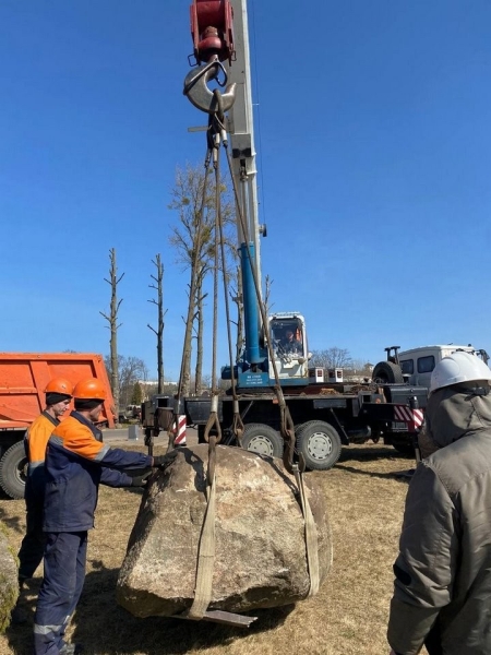 На Набережную Бреста привезли 12 больших валунов. Зачем? На Набережную Бреста привезли 12 больших валунов. Зачем?