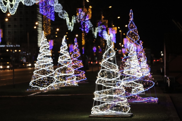 Более 3 700 гирлянд и свыше 30 елок. В Минске зажглась праздничная иллюминация