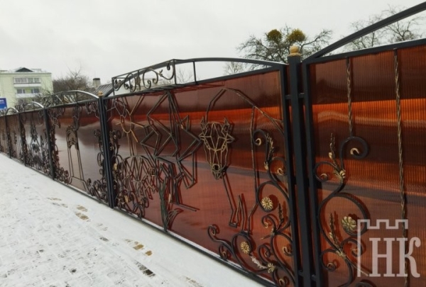 В Каменце появилась «двухслойная» ограда. Зачем? В Каменце появилась «двухслойная» ограда. Зачем?