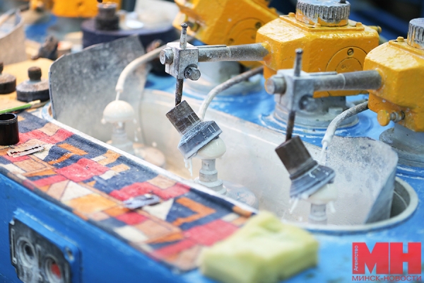 «Детали нам приносят разные, их десятки». Полировщик оптических линз — о тонкостях работы