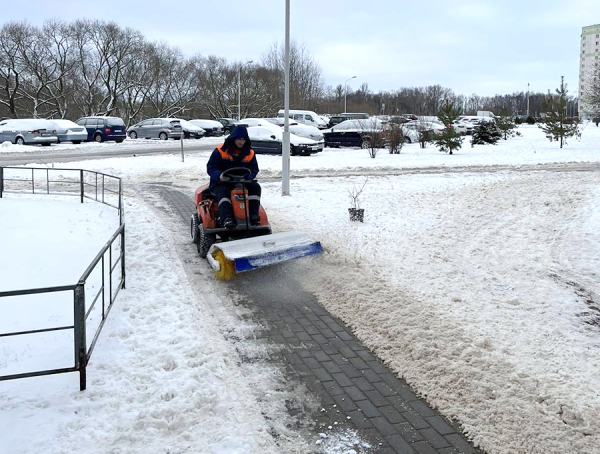 За сутки вывезли 425 т: как обстоят дела с уборкой снега в самом большом районе Минска