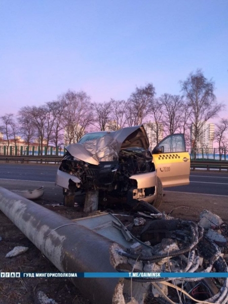Автомобиль такси снес столб на МКАД — водитель и пассажирка в больнице
