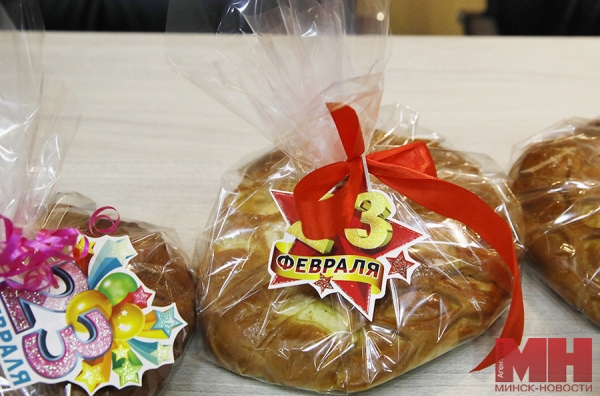 От командиров — награды, от мам — пироги. В столице поздравили военнослужащих внутренних войск