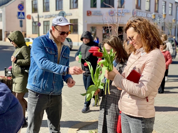 В честь открытия подарили женщинам 2500 тюльпанов! В Бресте открылась цветочная мастерская «La Buton» В честь открытия подарили женщинам 2500 тюльпанов! В Бресте открылась цветочная мастерская «La Buton»