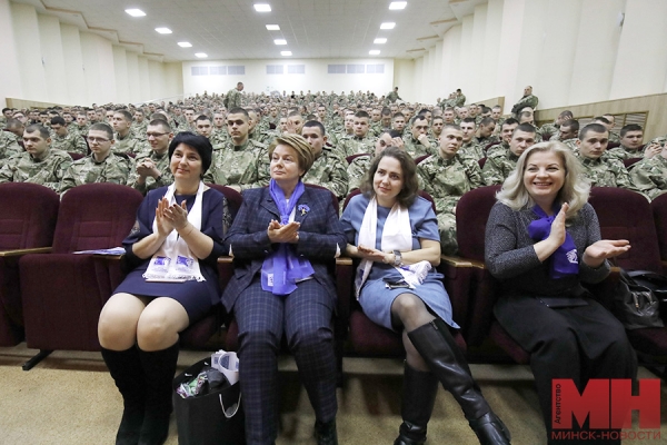От командиров — награды, от мам — пироги. В столице поздравили военнослужащих внутренних войск От командиров — награды, от мам — пироги. В столице поздравили военнослужащих внутренних войск