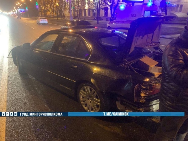 Легковушка врезалась в автобус на пр. Независимости