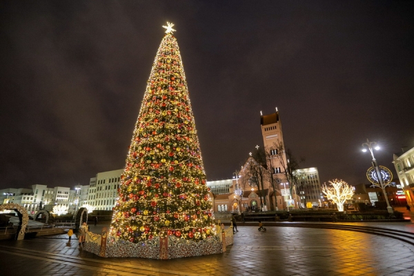 Более 3 700 гирлянд и свыше 30 елок. В Минске зажглась праздничная иллюминация