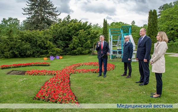 В Ботаническом саду высадили клумбу в память об умерших от СПИДа		 
			В Ботаническом саду высадили клумбу в память об умерших от СПИДа