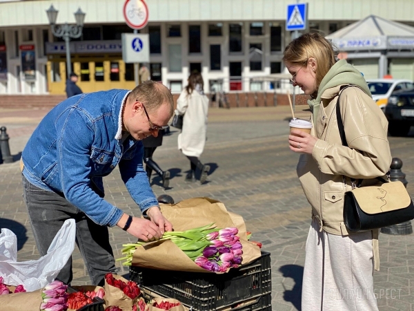 В честь открытия подарили женщинам 2500 тюльпанов! В Бресте открылась цветочная мастерская «La Buton» В честь открытия подарили женщинам 2500 тюльпанов! В Бресте открылась цветочная мастерская «La Buton»