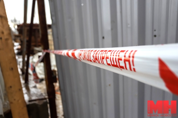 На территории стройплощадки метро человека засыпало грунтом. На месте работает МЧС На территории стройплощадки метро человека засыпало грунтом. На месте работает МЧС